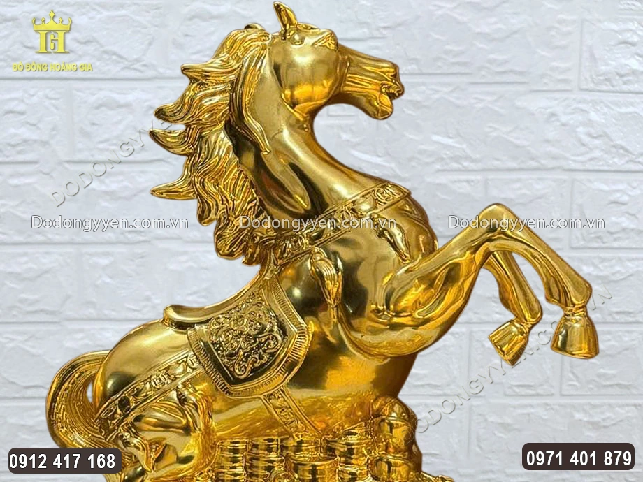 To&agrave;n bộ bề mặt tượng ngựa được mạ v&agrave;ng 24K sang trọng